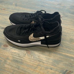 Women’s Nikes size 7